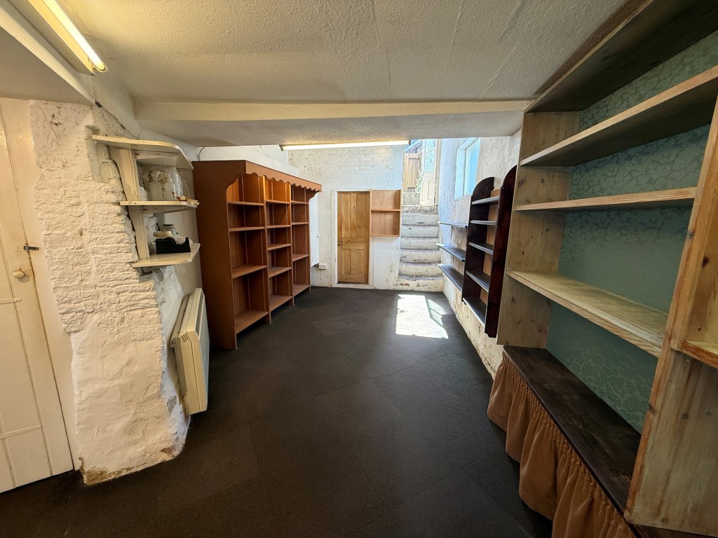 Lot: 101 - VACANT SHOP AND SELF-CONTAINED FLAT IN TOWN CENTRE - Rear of shop